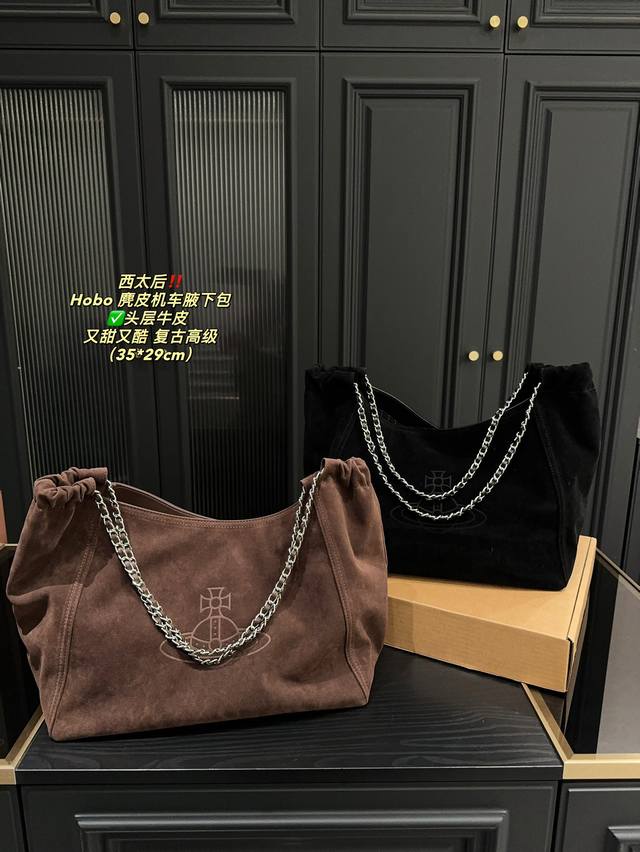 头层牛皮 配盒尺寸35.29 西太后 Hobo 麂皮机车腋下包 Prada 真的把时髦写在脸上 机车hobo 包型甜酷又实用 棕色牛皮搭配银色五金 复古的同时也