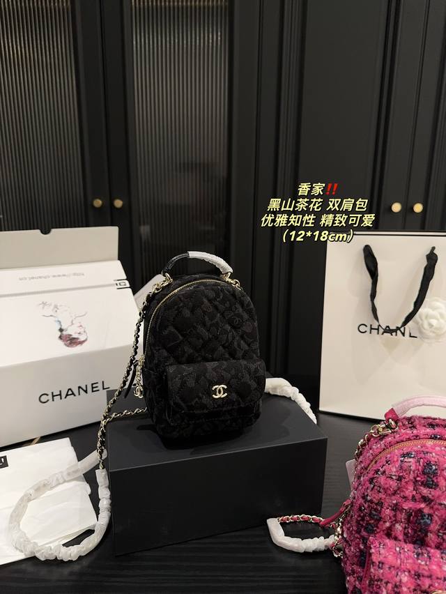 全套包装尺寸12.18 香奈儿 黑山茶花 双肩包 Chanel 卫衣马丁靴还是优雅痞痞小公主它都能驾驭 四季都可以搭配各种风格～很容易背出慵懒随性的感觉o！