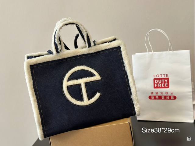 Ugg的联名系列 牛仔布拼贴ugg标志性羊毛皮革 带有双方的独特标志 好看又实用 地道的街头欧美风 尺寸38*29Cm Ugg的联名系列 牛仔布拼贴ugg标志性羊毛皮革 带有双方的独特标志 好看又实用 地道的街头欧美风 尺寸38*29Cm