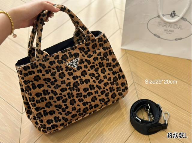 Prada新款 福气从这一枚三角标开始 大家常说时尚是个轮回，但prada的翻盖包和三角标却在这场轮回里常看常新。 新年的新包自然也是首选经典款，简洁实用满足大