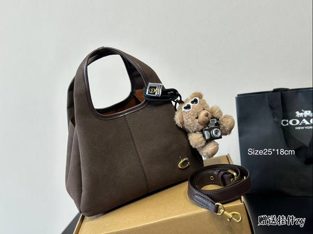 飞机盒 Coach新款lana菜篮子 上身真的巨百搭啊！手提斜挎都合适舒适性满分整个包身仅有简约的金属小c标志简约又低调整身鹅卵石一整个爱住了馆皮超级耐造 尺寸