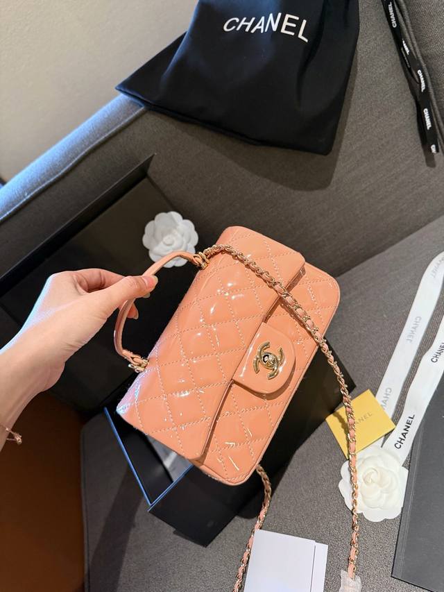 折叠礼盒包装 Chanel 手柄mini Cf Handle 手柄款cf款式一直以来都是百看不腻的 这季度在经典cf Handle基础上搭配了皮穿链手柄 经典m