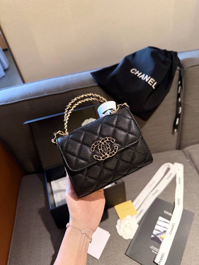 折叠礼盒包装 Chanel 24B 交叉编皮手柄 小kelly的风也太大了吧 绝对黑马 太心动了市有一个横版一个方胖子版，都很可爱 这个系列绝对是黑马！横版的可