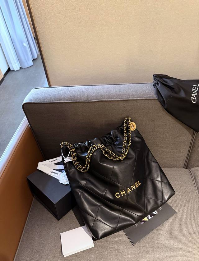 原版皮大号 礼盒包装 香奈儿chanel 22Bag垃圾袋 又随性又优雅 卫衣马丁靴还是优雅痞痞小公主 它都能驾驭 四季都可以搭配各种风格~ 很容易背出慵懒随性 原版皮大号 礼盒包装 香奈儿chanel 22Bag垃圾袋 又随性又优雅 卫衣马丁靴还是优雅痞痞小公主 它都能驾驭 四季都可以搭配各种风格~ 很容易背出慵懒随性