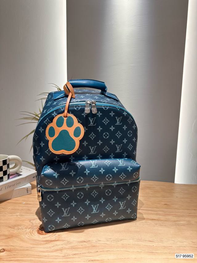 Lv双肩包出货 超级耐磨 超级实用的款式 内衬带logo. 原版电镀五金带logo 这个包包的容量也很大 满足你出行的所有需求 必备的都可以装下 真的是很nic Lv双肩包出货 超级耐磨 超级实用的款式 内衬带logo. 原版电镀五金带logo 这个包包的容量也很大 满足你出行的所有需求 必备的都可以装下 真的是很nic