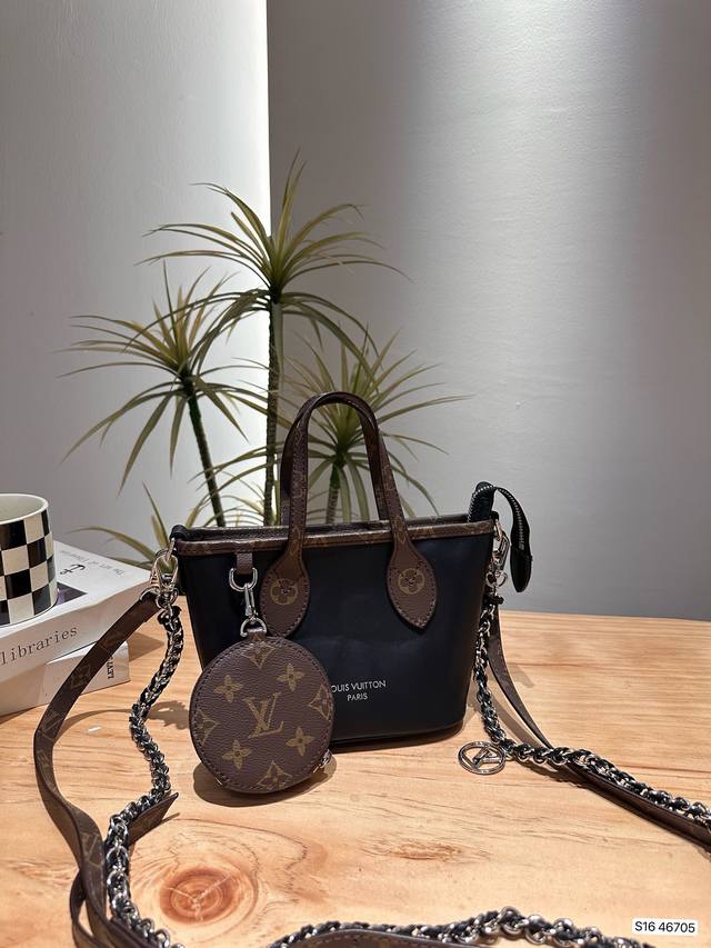 小号 新款lv购物袋 超火的tote托特包,日常通勤都非常可会越用越喜欢的一款,值得入手。尺寸:18 14货号46705 小号 新款lv购物袋 超火的tote托特包,日常通勤都非常可会越用越喜欢的一款,值得入手。尺寸:18 14货号46705