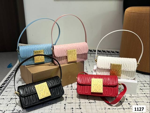 配折叠盒子 Dior新款包包分享 新款miss Dior翻盖手袋这款missdior翻盖手袋于迪奥二零二四秋冬成衣系列发布秀.上全新亮相，Miss Dior G