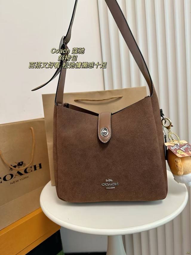 配盒 加挂件+15 Coach 蔻驰 斜挎包 随性松弛感拿捏 最近的新品都爆好看 很喜欢这个很有味道的颜色 秋冬必备系列包。 尺寸：24*21Cm