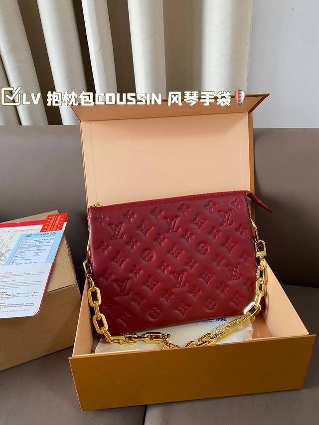 Lv锋芒乍现 抱枕包coussin 风琴手袋 单肩斜挎包 被拿来用做手包简单大方的款式 真的很炫酷 折叠盒飞机盒 尺寸27*20