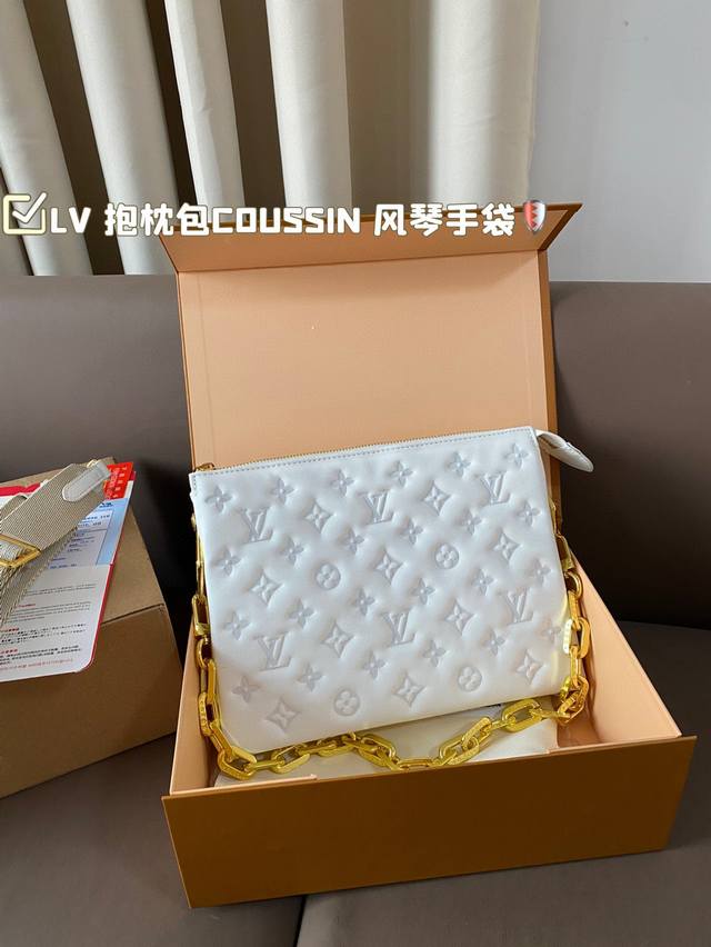 Lv锋芒乍现 抱枕包coussin 风琴手袋 单肩斜挎包 被拿来用做手包简单大方的款式 真的很炫酷 折叠盒飞机盒 尺寸27*20