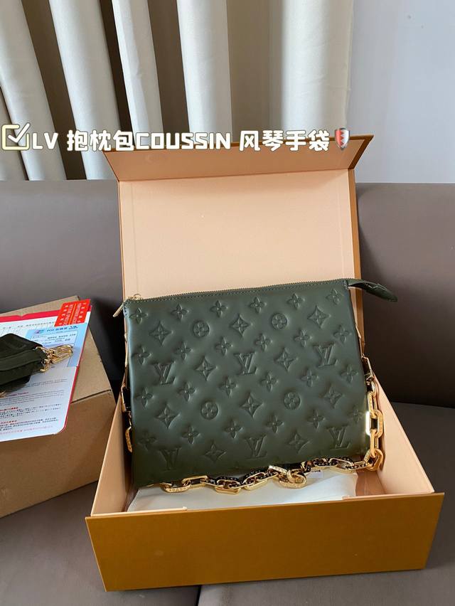 Lv锋芒乍现 抱枕包coussin 风琴手袋 单肩斜挎包 被拿来用做手包简单大方的款式 真的很炫酷 折叠盒飞机盒 尺寸27*20