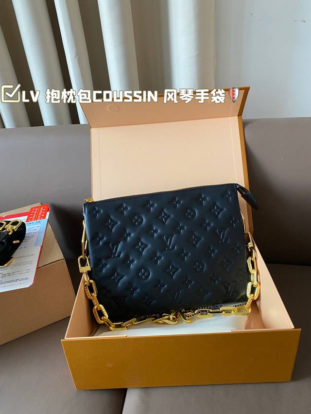 Lv锋芒乍现 抱枕包coussin 风琴手袋 单肩斜挎包 被拿来用做手包简单大方的款式 真的很炫酷 折叠盒飞机盒 尺寸27*20