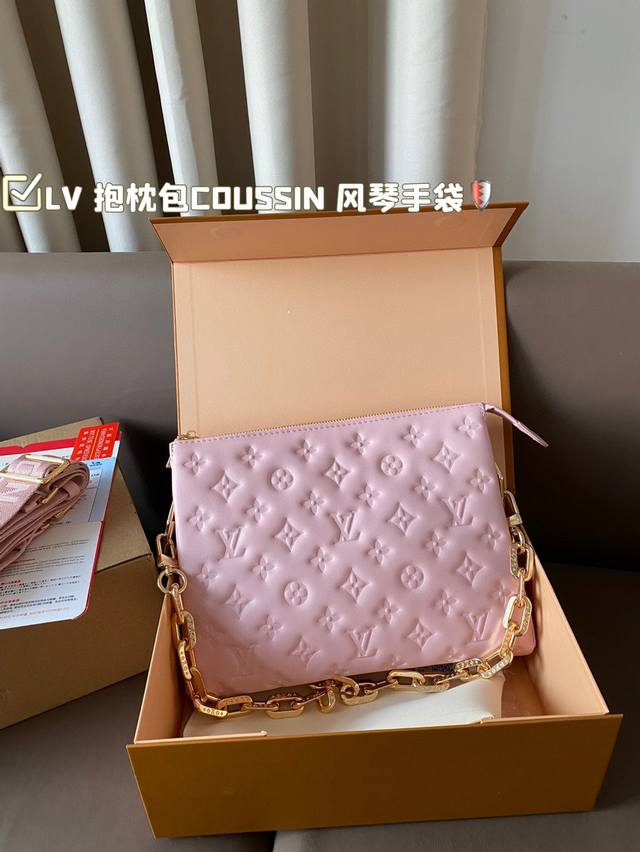 Lv锋芒乍现 抱枕包coussin 风琴手袋 单肩斜挎包 被拿来用做手包简单大方的款式 真的很炫酷 折叠盒飞机盒 尺寸27*20