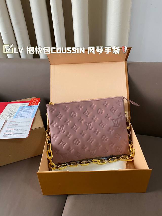 Lv锋芒乍现 抱枕包coussin 风琴手袋 单肩斜挎包 被拿来用做手包简单大方的款式 真的很炫酷 折叠盒飞机盒 尺寸27*20