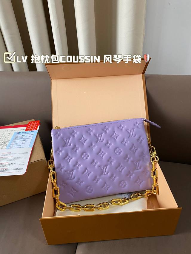 Lv锋芒乍现 抱枕包coussin 风琴手袋 单肩斜挎包 被拿来用做手包简单大方的款式 真的很炫酷 折叠盒飞机盒 尺寸27*20 Lv锋芒乍现 抱枕包coussin 风琴手袋 单肩斜挎包 被拿来用做手包简单大方的款式 真的很炫酷 折叠盒飞机盒 尺寸27*20