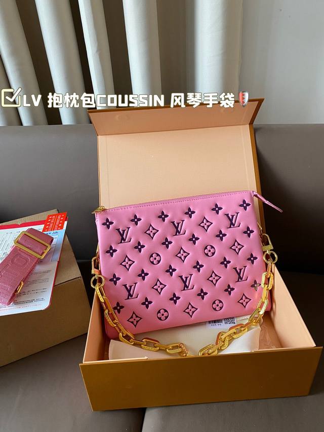 Lv锋芒乍现 抱枕包coussin 风琴手袋 单肩斜挎包 被拿来用做手包简单大方的款式 真的很炫酷 折叠盒飞机盒 尺寸27*20