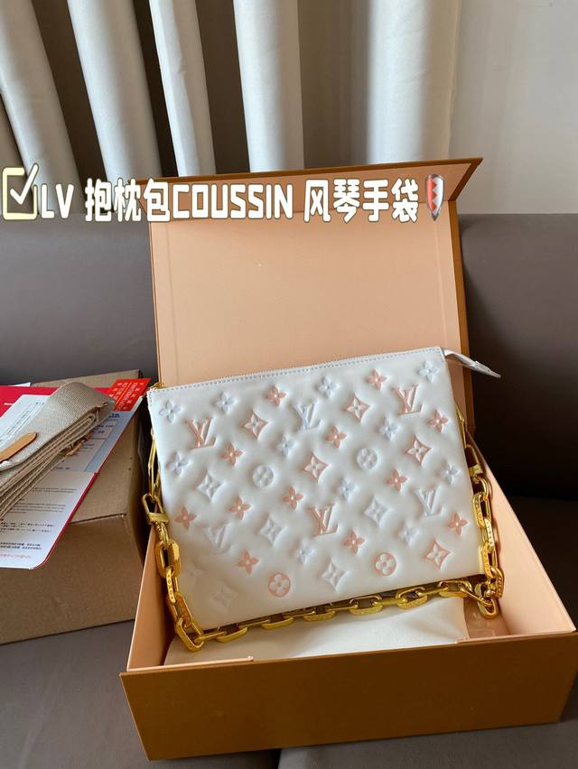 Lv锋芒乍现 抱枕包coussin 风琴手袋 单肩斜挎包 被拿来用做手包简单大方的款式 真的很炫酷 折叠盒飞机盒 尺寸27*20