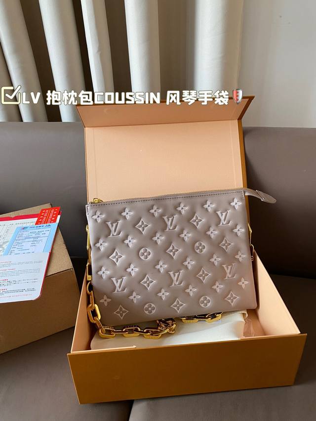 Lv锋芒乍现 抱枕包coussin 风琴手袋 单肩斜挎包 被拿来用做手包简单大方的款式 真的很炫酷 折叠盒飞机盒 尺寸27*20 Lv锋芒乍现 抱枕包coussin 风琴手袋 单肩斜挎包 被拿来用做手包简单大方的款式 真的很炫酷 折叠盒飞机盒 尺寸27*20