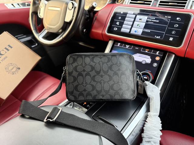 高端货 新款 “ Coach ”蔻驰单肩包 Coach蔻驰相机包 单肩斜挎包 Charter 24 老花满印拉链开合 涂层帆布拼小牛皮 相机差包 男款 黑铜 木