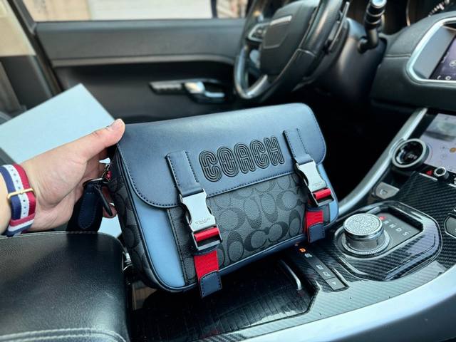 高端货 新款 “Coach 蔻驰”邮差包 Coach蔻驰单肩包 Track 27 经典老花拼色拉链翻盖 帆布配皮 单肩斜挎包 大号 男款 黑灰色拼蓝色 单肩斜挎