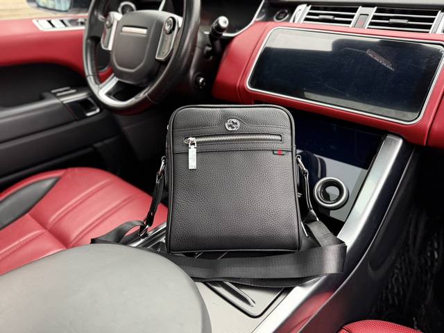 高端货 新款 “ Gucci ”古奇单肩包古驰头层牛皮邮差包 进口配牛皮面料retro 老花logo 皮革徽标。高清五金logo标志、内里隔层！专用内里。顺滑拉