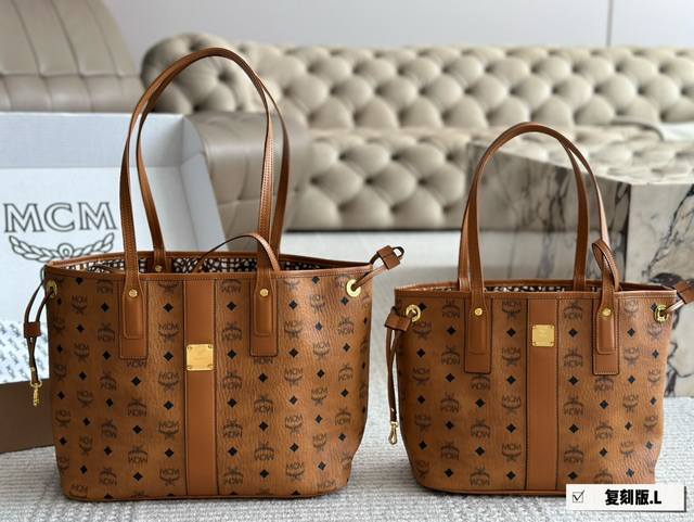 高版本 全钢茶色五金 专柜一致 Mcm新品双面购物袋拥有随和的款式，定制版五金配件，经典购物袋 买1得2 可以手提肩背斜挎 特别实用 大家都在追捧的一个款式内里