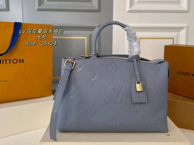 大号 无盒 Size：35×24大号 Lv路易威登新款蒙田压花bb手提包 包身挺阔不易塌，实用性很高～ 巨能装，手提、臂挽，也可斜背 压花设计经典不过时，四季背