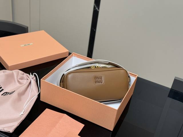 配盒 Size：25*13Cm Miumiu 法棍包包， 特别喜欢这个宽肩带的设计！ Miumiu的坑真的好仙女好好看！ 真的很有质感！ 可斜挎可手拿可单肩，
