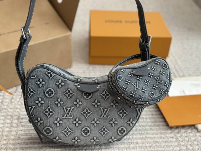 背上它大家都要夸 Lv Monogram牛角肩带可以调节豌豆包配多多一个的挂件小包 和女儿去一起背 也是不错的呢 单肩带背在腋下不大不小，外表可爱，空间也很喜人