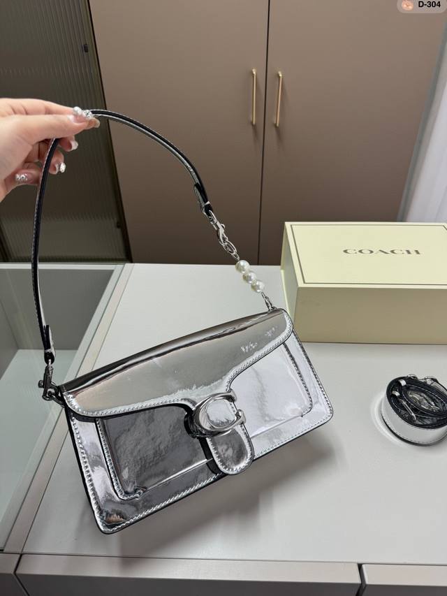 这次的颜色搭配简直了 神仙配色!颜值又高又百搭 手提斜挎多用蔻驰酒神!可爱又能装!手提斜挎都好看!D-304尺寸27.8.15折叠盒 这次的颜色搭配简直了 神仙配色!颜值又高又百搭 手提斜挎多用蔻驰酒神!可爱又能装!手提斜挎都好看!D-304尺寸27.8.15折叠盒