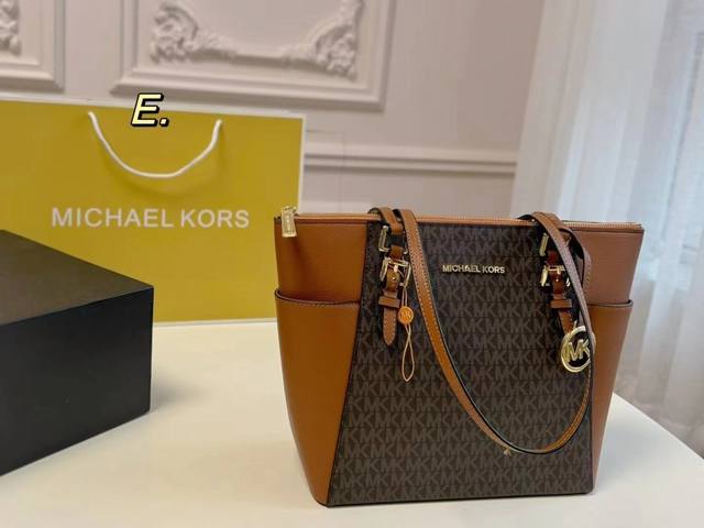 折叠盒 Size:27×25 Mk Charlotte 饺子包托特包 简单大方又不失质感的包型 拉链封口很安全，可单肩可手提 内里空间大，轻便实用！ 上班、通勤