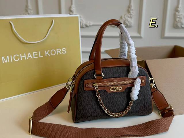 折叠盒 Size:26×19 Mk新款保龄球包 都市摩登,气场十足~ 精致复古感扑面而来 配有长肩带斜挎手提 空间绝对够用,百搭耐看 折叠盒 Size:26×19 Mk新款保龄球包 都市摩登,气场十足~ 精致复古感扑面而来 配有长肩带斜挎手提 空间绝对够用,百搭耐看