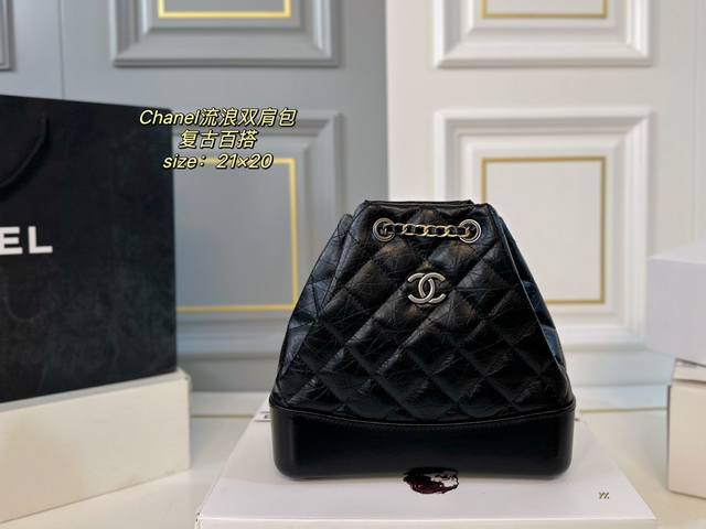 折叠盒 Size:21×20 Chanel 香奈儿流浪包双肩包 超级有质感的油蜡皮搭配银扣 上身复古时髦还能装 背法很多，肩背、腋下斜挎都 随便一搭就是轻松随意