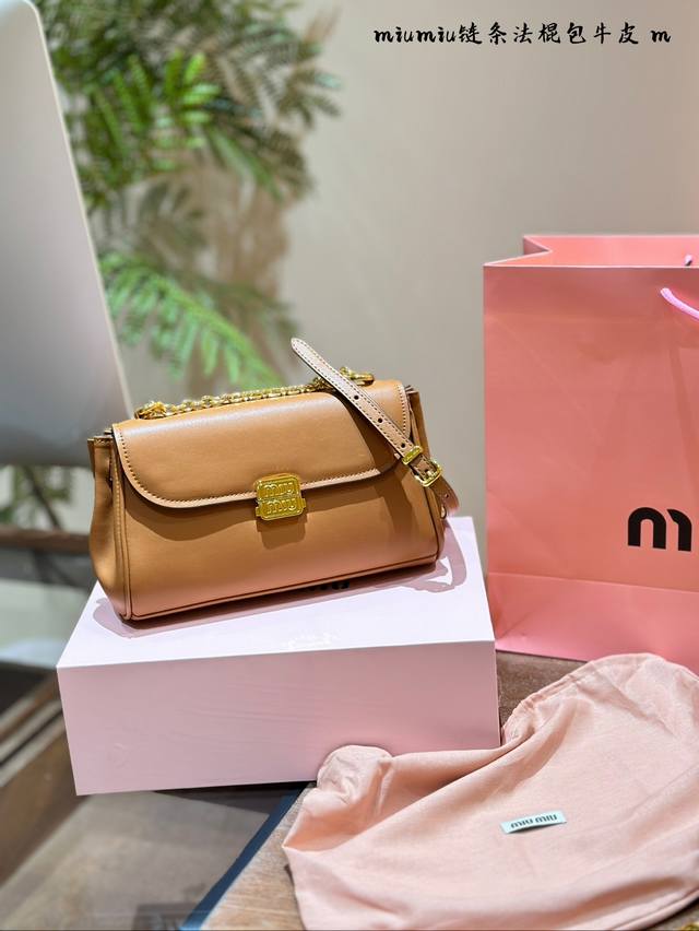 Miumiu链条法棍包 独家揭秘带你抢鲜体验miumiu未曝光的绝美新包 这款皮料开发采用的是与miumiu原版超级相似的纹理。它拥有超乎寻常的饱满度和弹性。透