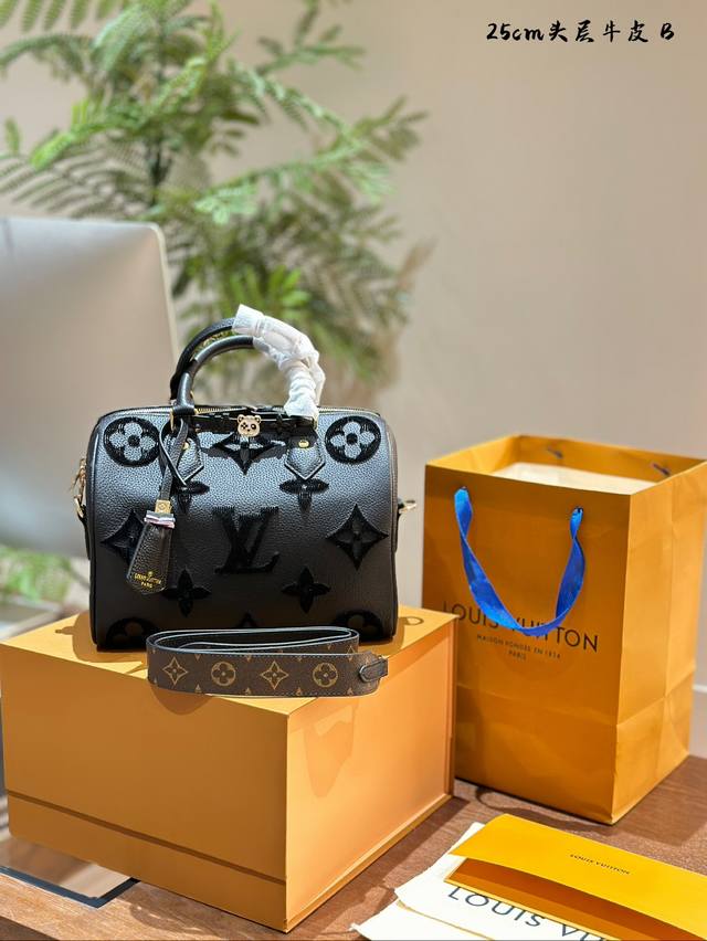 Lv牛皮枕头25Cm 浮雕绒刺绣设计 经典实用 盒子包装