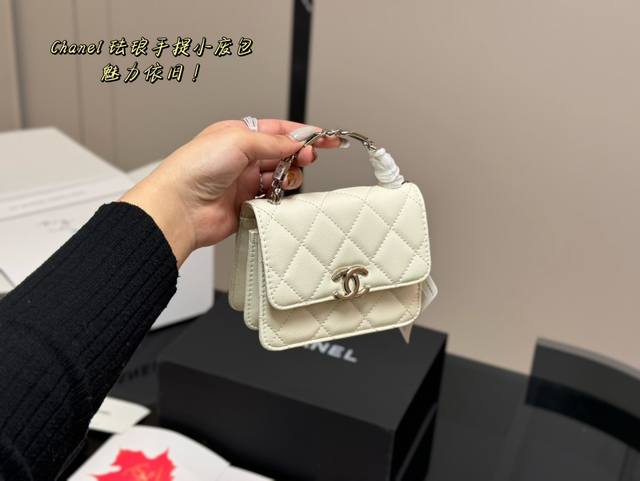 配折叠盒 Size：13*10Cm 香奈儿珐琅手柄小废包 零钱包 口红包 银链配黑白珐琅 简直无法抗拒 Coco珐琅镂空手柄能不爱吗？