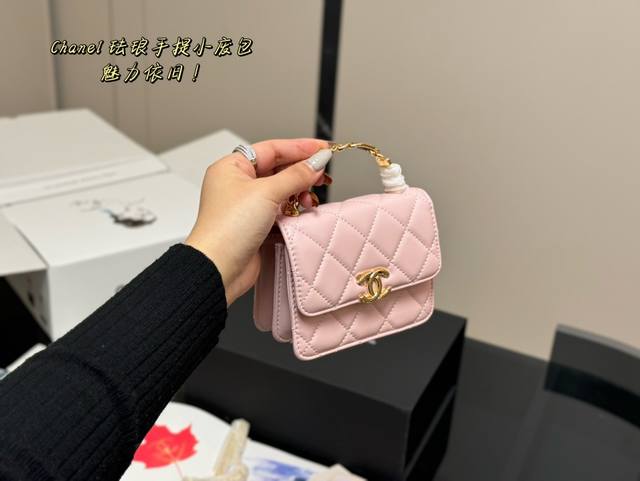 配折叠盒 Size：13*10Cm 香奈儿珐琅手柄小废包 零钱包 口红包 银链配黑白珐琅 简直无法抗拒 Coco珐琅镂空手柄能不爱吗？