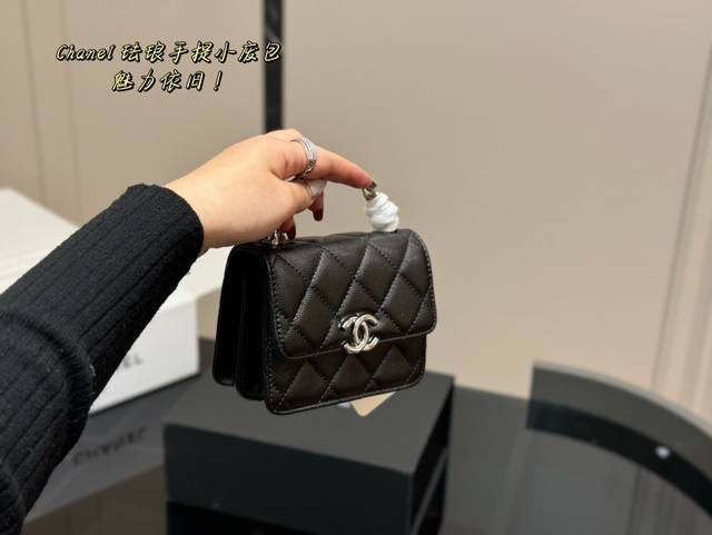 配折叠盒 Size：13*10Cm 香奈儿珐琅手柄小废包 零钱包 口红包 银链配黑白珐琅 简直无法抗拒 Coco珐琅镂空手柄能不爱吗？