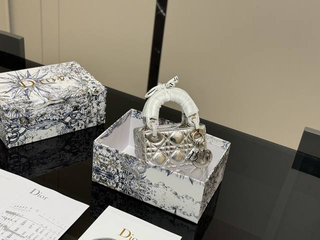 配盒 Size：13*11Cm 迪奥mini 戴妃 实在是太太太可爱啦！ 手机装不下 只能装下可爱