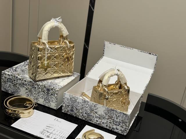 配盒 尺寸:20Cm 17Cm 高品版.升级顶级原单出货 迪奥 戴妃羊皮款 搭配最新的肩带 更加加分!! 小牛皮材质! 配盒 尺寸:20Cm 17Cm 高品版.升级顶级原单出货 迪奥 戴妃羊皮款 搭配最新的肩带 更加加分!! 小牛皮材质!