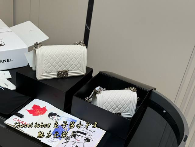 配折叠盒飞机盒 Size:25Cm 20Cm 香奈儿 Leboy 辣妈包 高版本 重新出货 很饱满的皮质哦! 鱼子酱 高品质! 配折叠盒飞机盒 Size:25Cm 20Cm 香奈儿 Leboy 辣妈包 高版本 重新出货 很饱满的皮质哦! 鱼子酱 高品质!