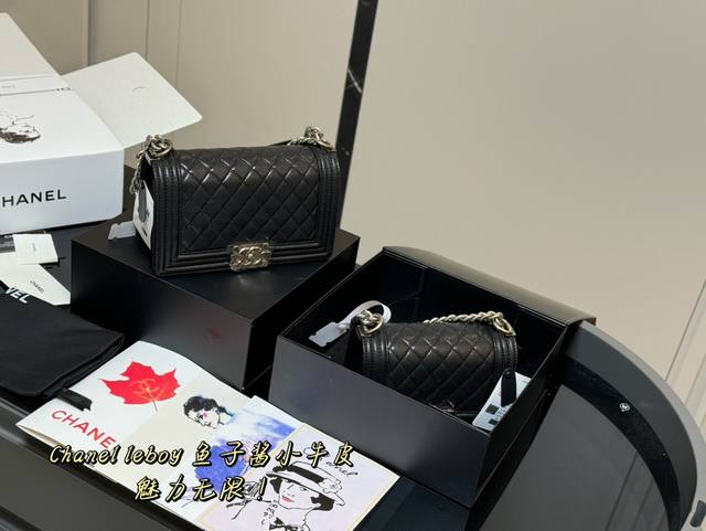 配折叠盒飞机盒 Size：25Cm 20Cm 香奈儿 Leboy 辣妈包 高版本 重新出货 很饱满的皮质哦！ 鱼子酱 高品质！