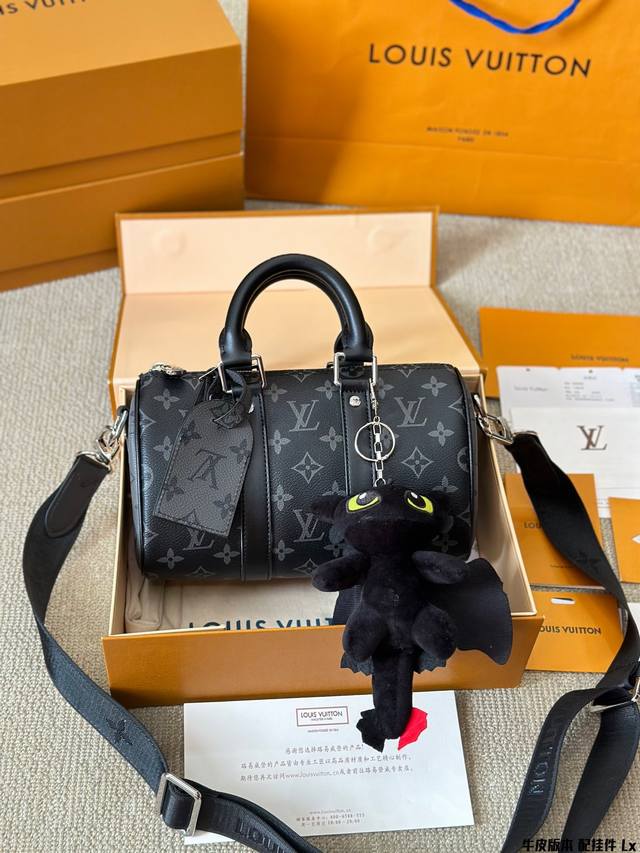 牛皮版本 配挂件 男帅女飒!!Lv Keepall25 黑武士真的泰裤辣 路易威登 Keepall 25 黑银配色 时髦与酷酷并存 黑色老花有辨识度又低调 Ci 牛皮版本 配挂件 男帅女飒!!Lv Keepall25 黑武士真的泰裤辣 路易威登 Keepall 25 黑银配色 时髦与酷酷并存 黑色老花有辨识度又低调 Ci