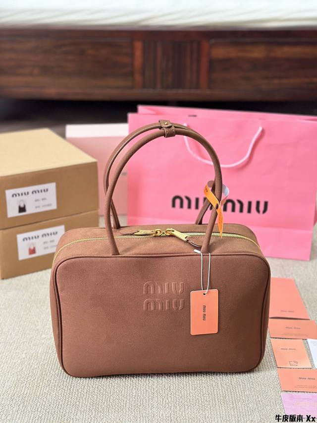 牛皮版本 Miumiu新款公文包 今年的风刮的太猛了 老多爆款了！ 这款的版型太受欢迎！ #Miumiu 这一季不管是单肩包 #Miumiu包 还是托特包都超级