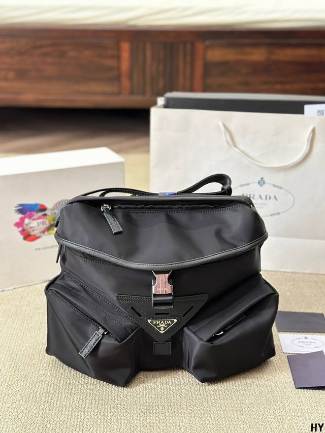 原版布 普拉达prada 走秀款 多种背法太可了 手提 单肩 腋下包 真的是想怎么搭配就怎么搭配 这绝对是日常出街实用频率最高的一款包 敲级无敌的好搭任何单品