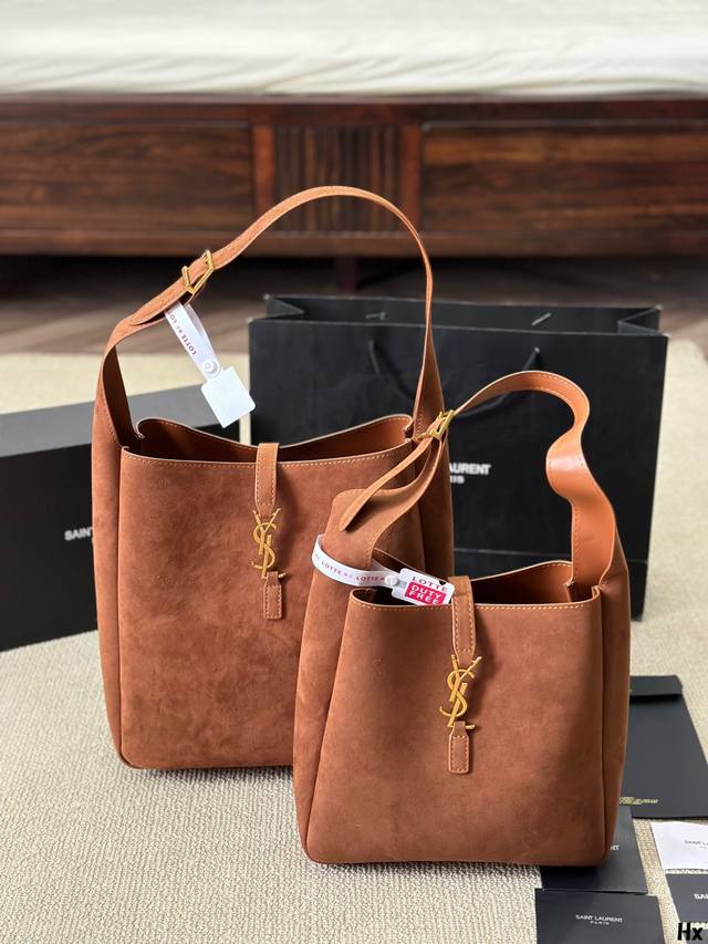 磨砂皮 Ysl Hobo腋下 水桶包 Ysi家当之无愧的入门经典款 超级耐燥这个皮质真的是我最爱的皮质之一不怕刮牛皮的纹理也有质感 相比金链我更喜欢链非常耐看