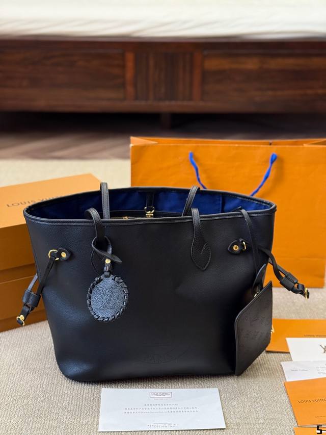 牛皮版本 Lv 牛皮 L家 Neverfull 中号购物袋！入门级的款式哦！绝对的终身款！此物经典不言而喻！街拍和实用都是非常nb的选择！大家拿到后可以感受下，