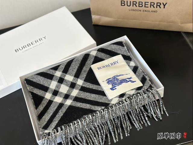 配盒 Burberry围巾 嗨！寒冷的冬天来了，是时候为你的穿搭加上一抹亮色！这款围巾简直太魔法了，不仅能保暖还能让你立即成为时尚焦点！搭配外套、毛衣或裙子都超