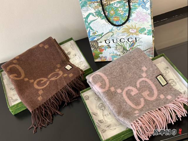 配盒 Gucci围巾 嗨!寒冷的冬天来了,是时候为你的穿搭加上一抹亮色!这款围巾简直太魔法了,不仅能保暖还能让你立即成为时尚焦点!搭配外套、毛衣或裙子都超好看。 配盒 Gucci围巾 嗨!寒冷的冬天来了,是时候为你的穿搭加上一抹亮色!这款围巾简直太魔法了,不仅能保暖还能让你立即成为时尚焦点!搭配外套、毛衣或裙子都超好看。