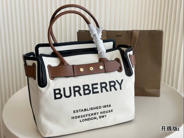 挖到一只敲实用的包包～真的有被这只有三粒柳钉的包包惊喜到诶格纹的设计又复古又时髦～底部有撑托的不会塌底而且包身很厚实！容量很大小众不担心撞款 尺寸33*30Cm